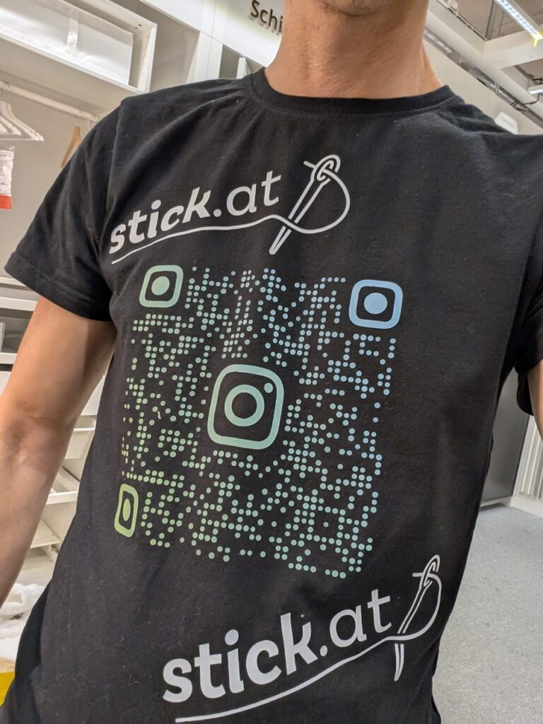 T-Shirt mit DTF Druck QR Code